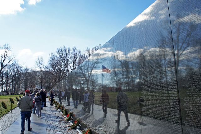 800px-US_flag_reflexion_on_Vietnam_Veterans_Memorial_12_2011_000124